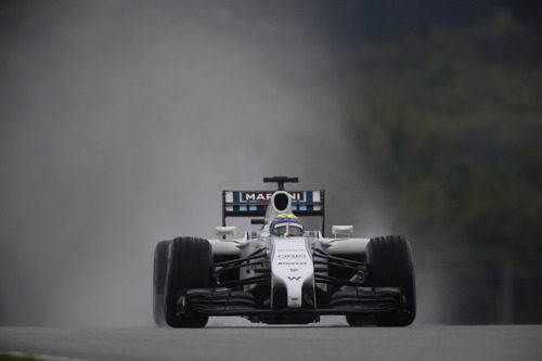 Felipe Massa rueda con los neumáticos de lluvia extrema