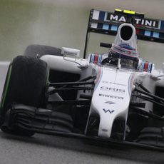 Valtteri Bottas intenta progresar con los intermedios