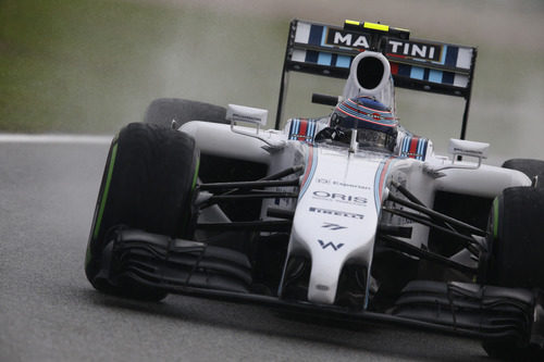 Valtteri Bottas intenta progresar con los intermedios