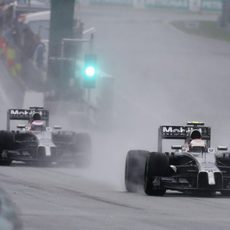 Los dos McLaren salen a pista