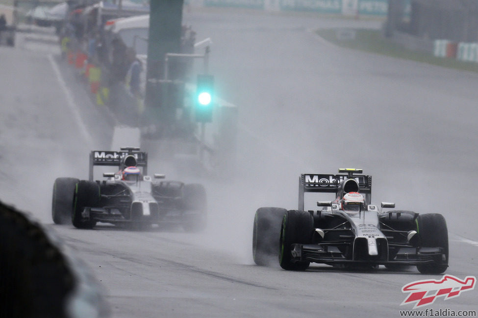Los dos McLaren salen a pista