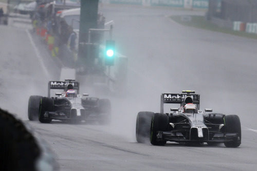 Los dos McLaren salen a pista