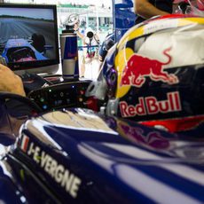 Jean-Éric Vergne observa a su compañero desde el box