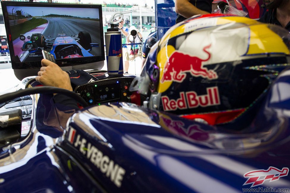 Jean-Éric Vergne observa a su compañero desde el box