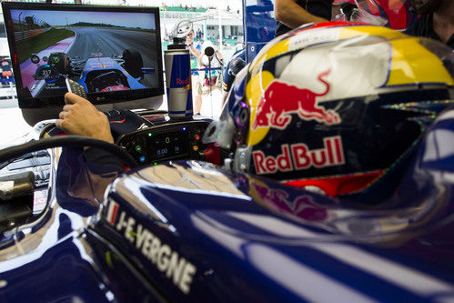 Jean-Éric Vergne observa a su compañero desde el box