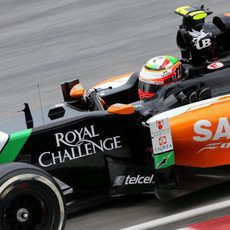 Sergio Pérez maneja el VJM07