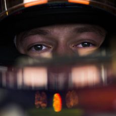 Daniil Kvyat concentrado en su box