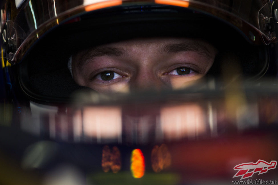 Daniil Kvyat concentrado en su box