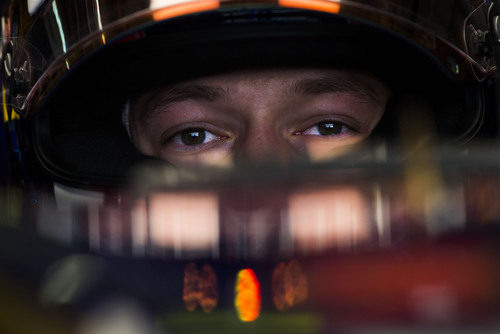 Daniil Kvyat concentrado en su box