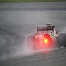 Nico Hülkenberg deja una gran cantidad de spray