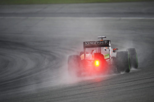 Nico Hülkenberg deja una gran cantidad de spray