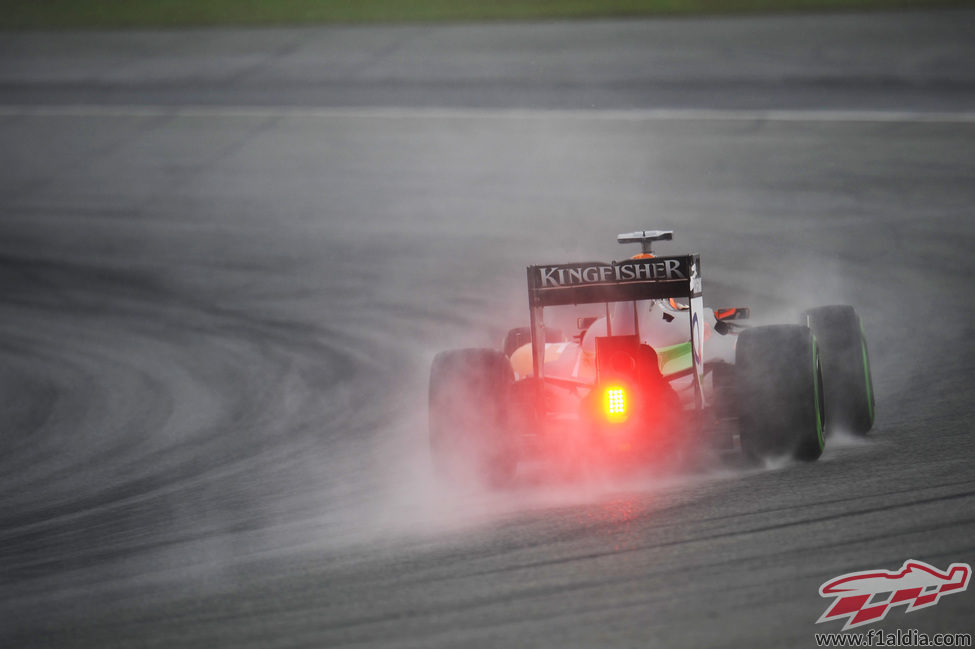 Nico Hülkenberg deja una gran cantidad de spray