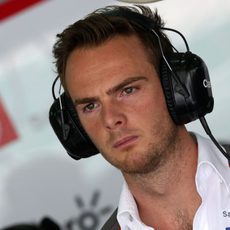 Giedo van der Garde observa la acción en pista