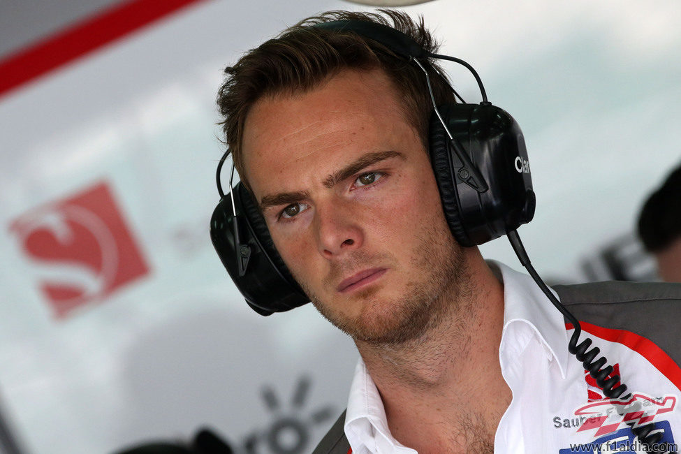 Giedo van der Garde observa la acción en pista