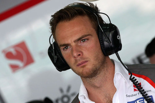 Giedo van der Garde observa la acción en pista