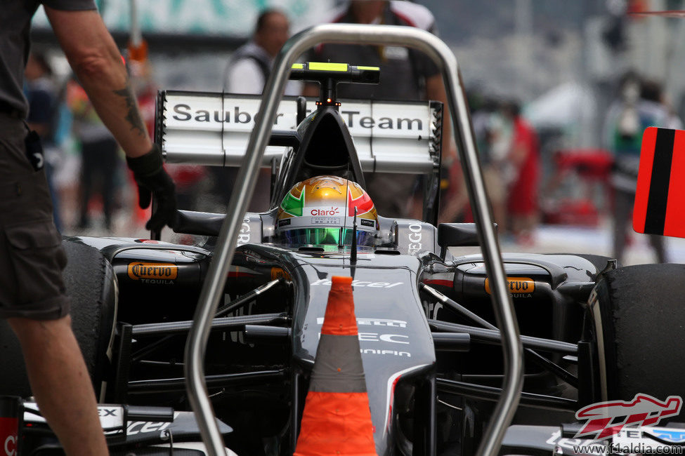 Esteban Gutiérrez detiene el monoplaza en la zona de paradas de Sauber