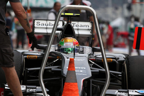 Esteban Gutiérrez detiene el monoplaza en la zona de paradas de Sauber