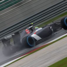 Esteban Gutiérrez rueda con los neumáticos de lluvia extrema