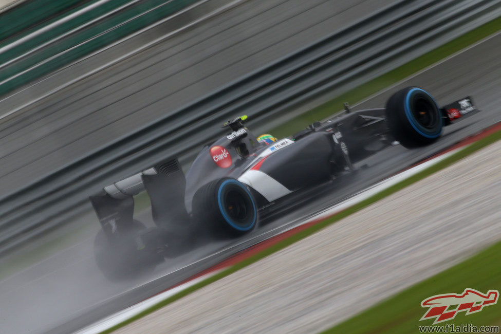 Esteban Gutiérrez rueda con los neumáticos de lluvia extrema