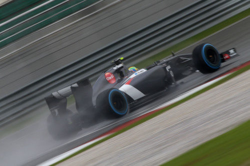 Esteban Gutiérrez rueda con los neumáticos de lluvia extrema