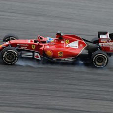 Fernando Alonso bloquea ruedas en Sepang