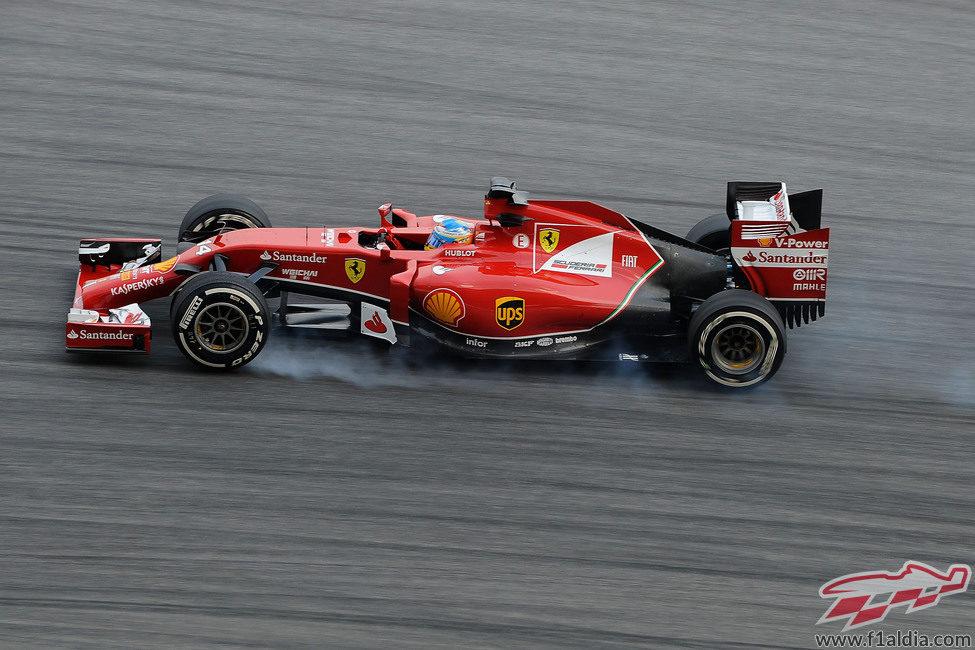 Fernando Alonso bloquea ruedas en Sepang