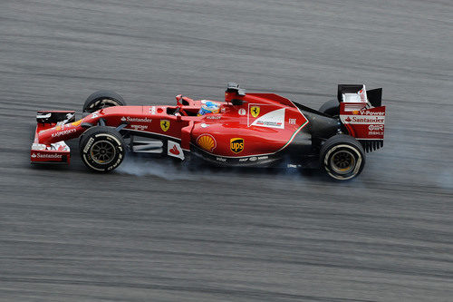 Fernando Alonso bloquea ruedas en Sepang