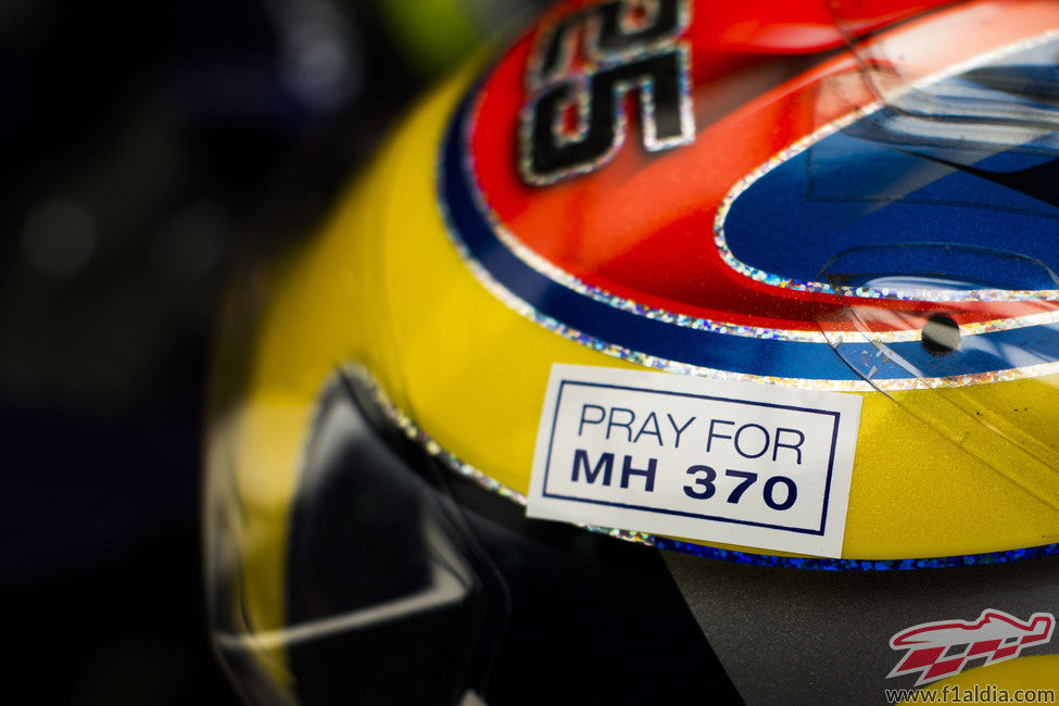 Detalle en el casco de Vergne por las victimas del MH370