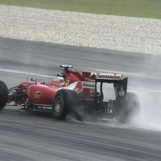 Mucha lluvia mientras Fernando Alonso conduce el F14-T