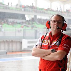 Stefano Domenicali se refugia de la lluvia