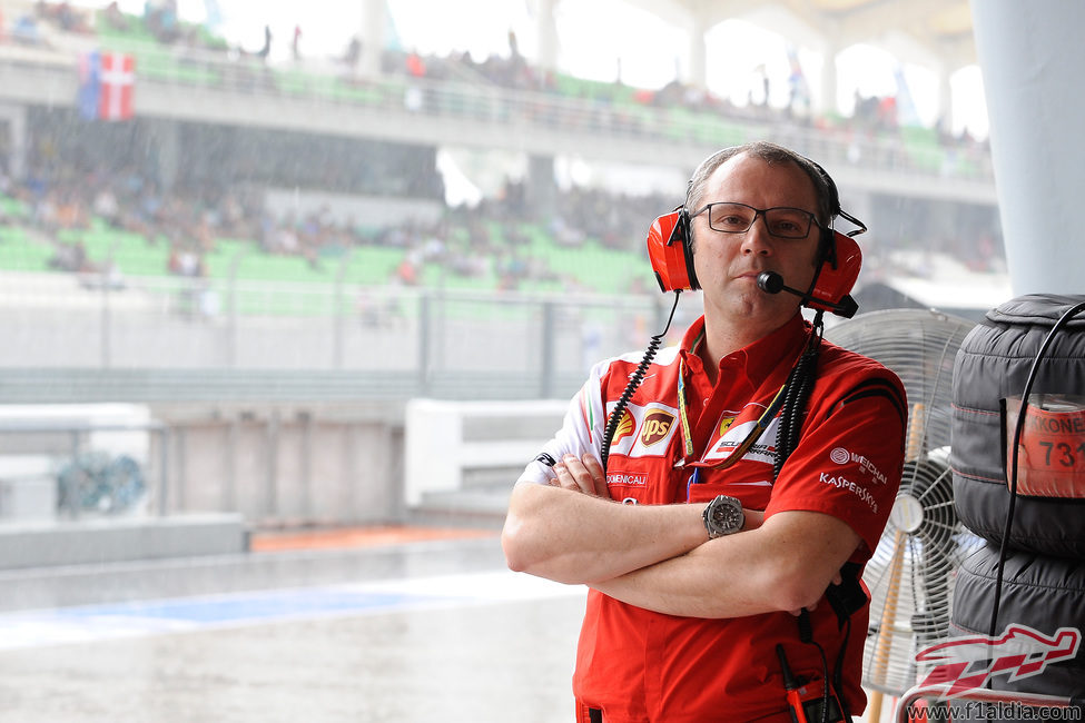 Stefano Domenicali se refugia de la lluvia