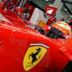 Kimi Räikkönen espera para salir al asfalto