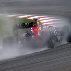 Sebastian Vettel intenta marcar el mejor tiempo con neumáticos de lluvia extrema