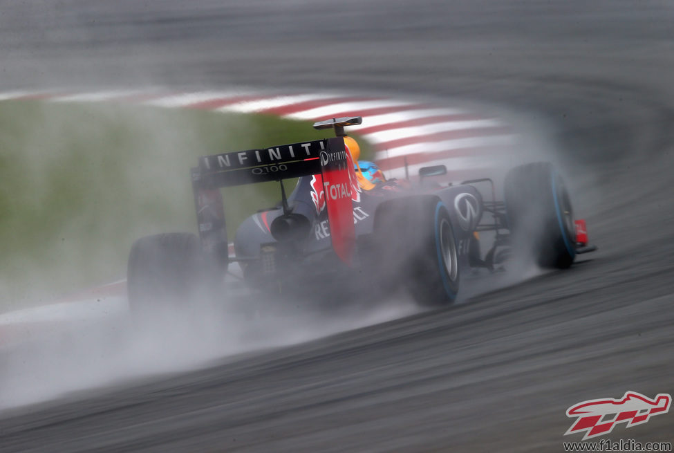 Sebastian Vettel intenta marcar el mejor tiempo con neumáticos de lluvia extrema