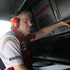 Pat Fry en el muro de Ferrari