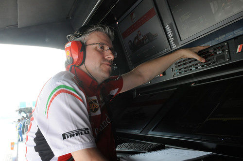 Pat Fry en el muro de Ferrari