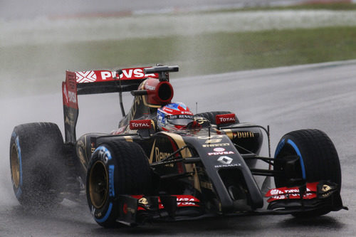 Lluvia extrema para Romain Grosjean en Sepang