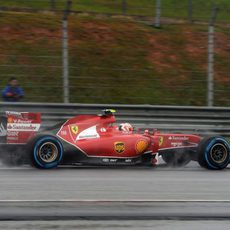 Kimi Räikkönen rueda en el asfalto mojado de Sepang