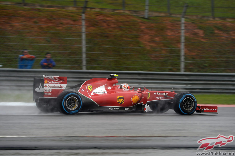 Kimi Räikkönen rueda en el asfalto mojado de Sepang