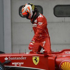 Kimi Ráikkönen se baja del coche después de terminar la clasificación