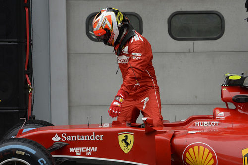 Kimi Ráikkönen se baja del coche después de terminar la clasificación