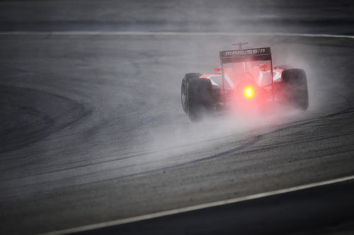 Max Chilton trata de sobrevivir bajo el agua de Sepang