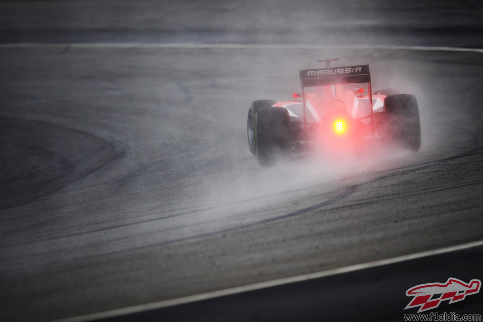 Max Chilton trata de sobrevivir bajo el agua de Sepang