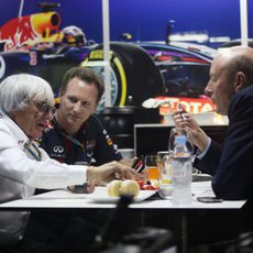 Bernie Ecclestone y Christian Horner charlan en Sepang