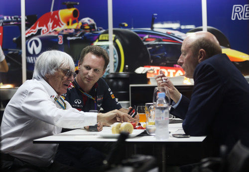 Bernie Ecclestone y Christian Horner charlan en Sepang