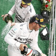 Lewis Hamilton y Nico Rosberg celebran con champán el doblete en Sepang