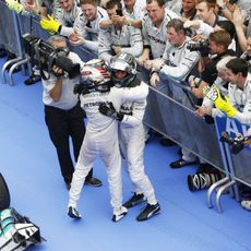 Los dos pilotos de Mercedes se abrazan al final de la carrera