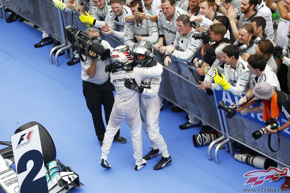 Los dos pilotos de Mercedes se abrazan al final de la carrera