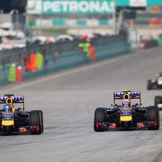 Sebastian Vettel adelanta a Daniel Ricciardo