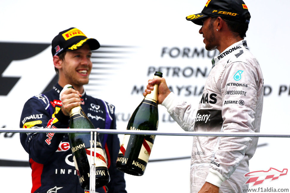 Brindis en el podio de Sebastian Vettel y Lewis Hamilton